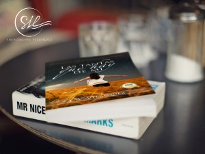 Novela paperback Las tantas que hay de mí sobre la mesa Pixabay
